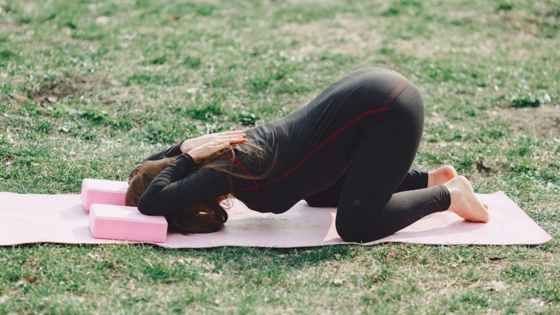 A jóga tégla használata a test mélyebb nyújtásához