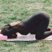 A jóga tégla használata a test mélyebb nyújtásához