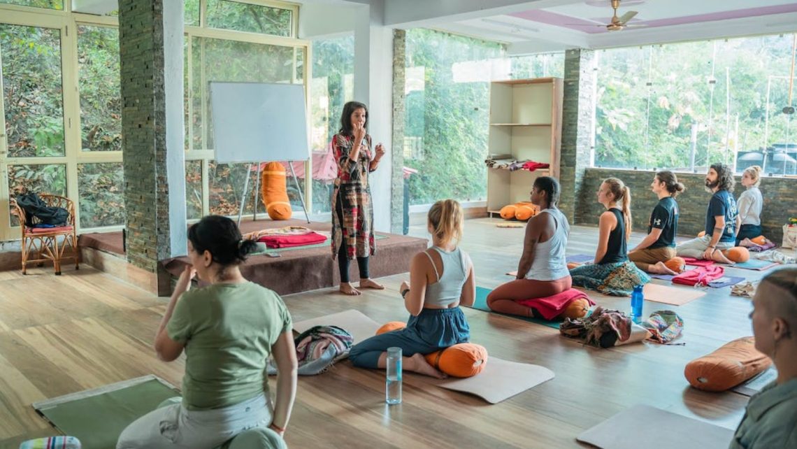 Hogyan működik a jóga oktató képzés és milyen lehetőségek vannak?